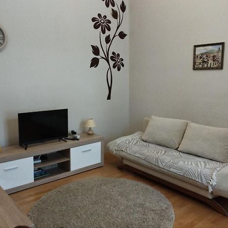 Family Stay In Lviv Buitenkant foto