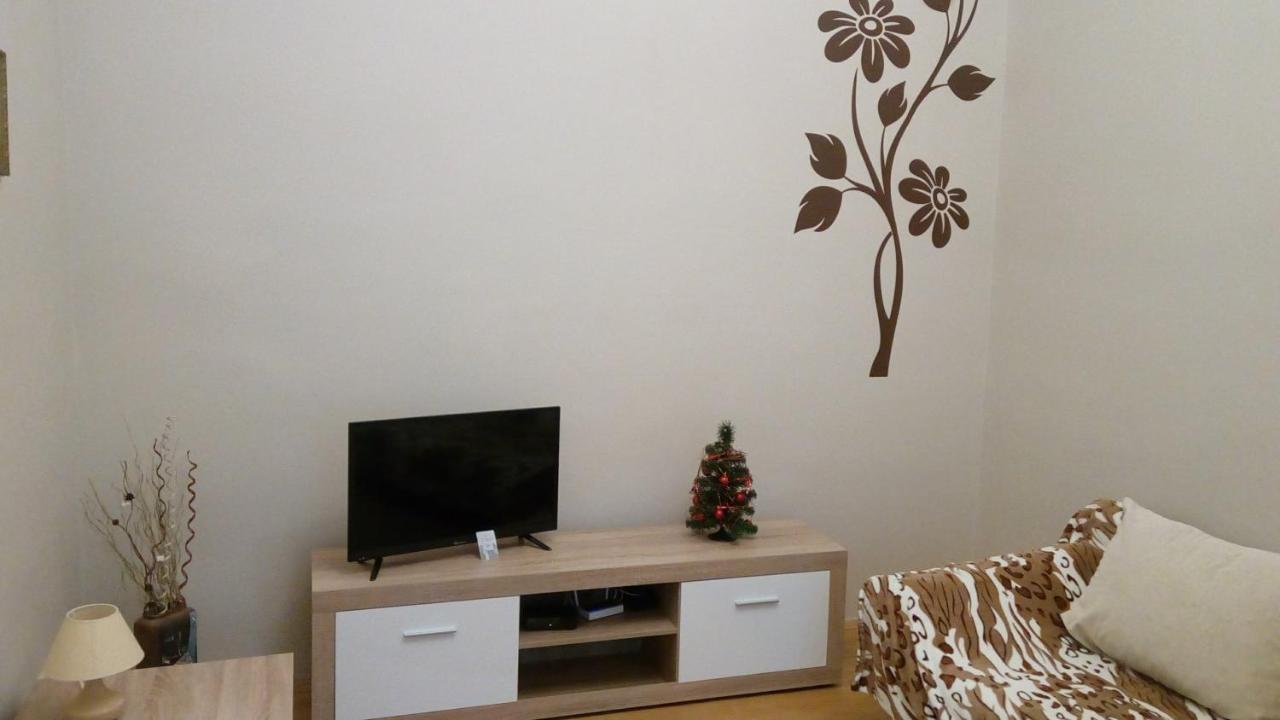 Family Stay In Lviv Buitenkant foto