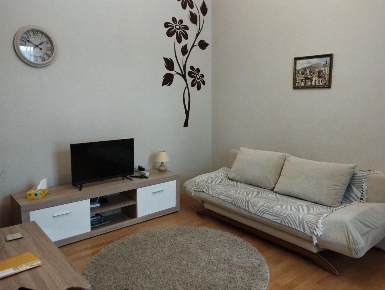 Family Stay In Lviv Buitenkant foto