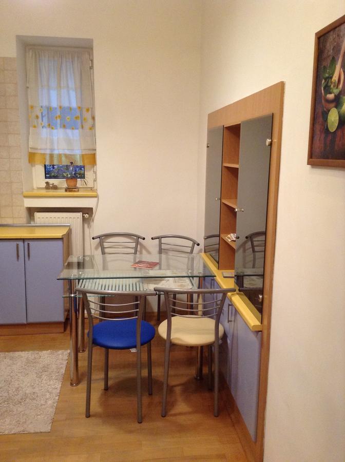 Family Stay In Lviv Buitenkant foto